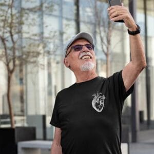 Camiseta H Negra Corazón Blanco