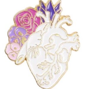 Pin Corazón con flores blanco